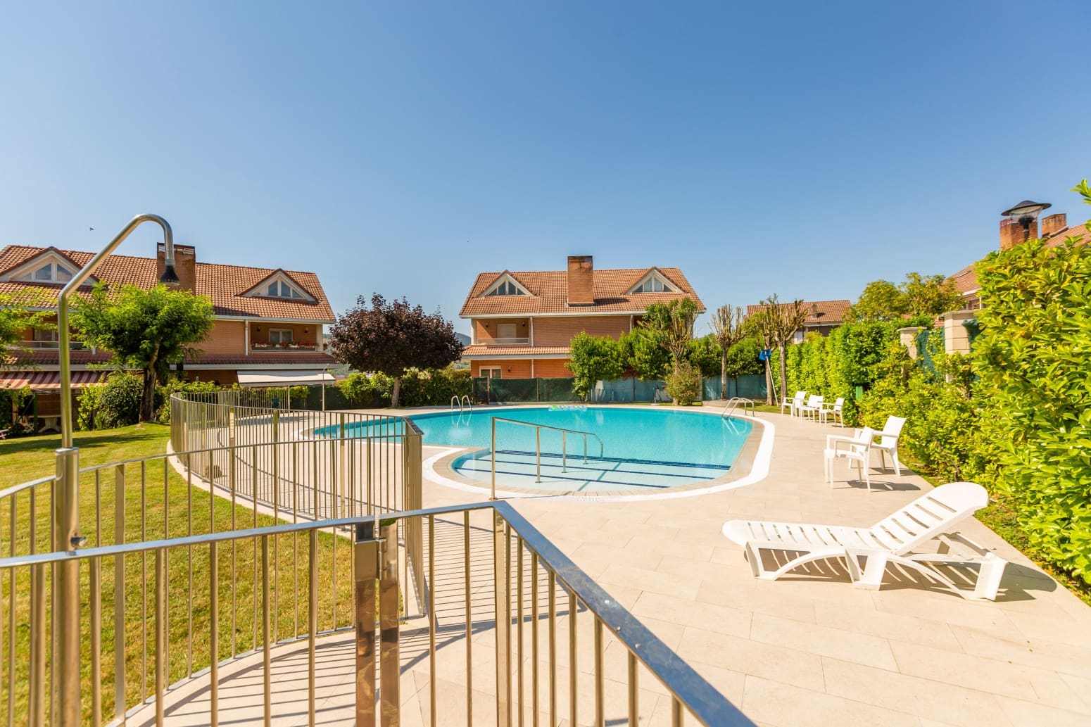 8 bedroom Villa for sale in Egues with garage - € 860,000 (Ref: 9906954)