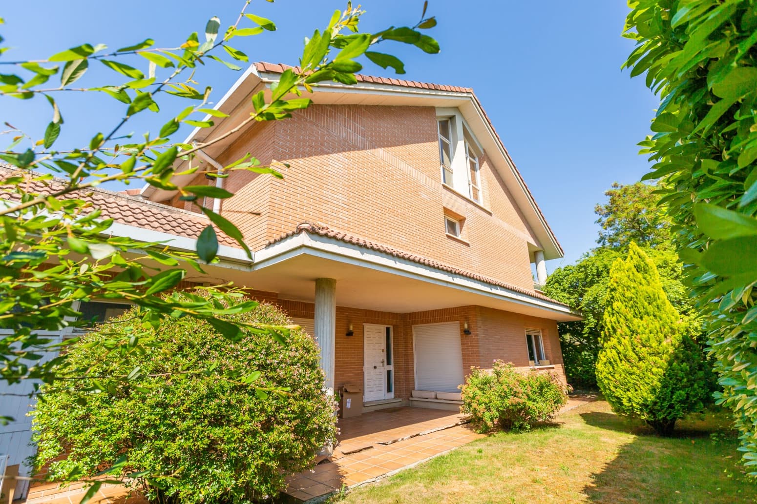 8 bedroom Villa for sale in Egues with garage - € 860,000 (Ref: 9906954)