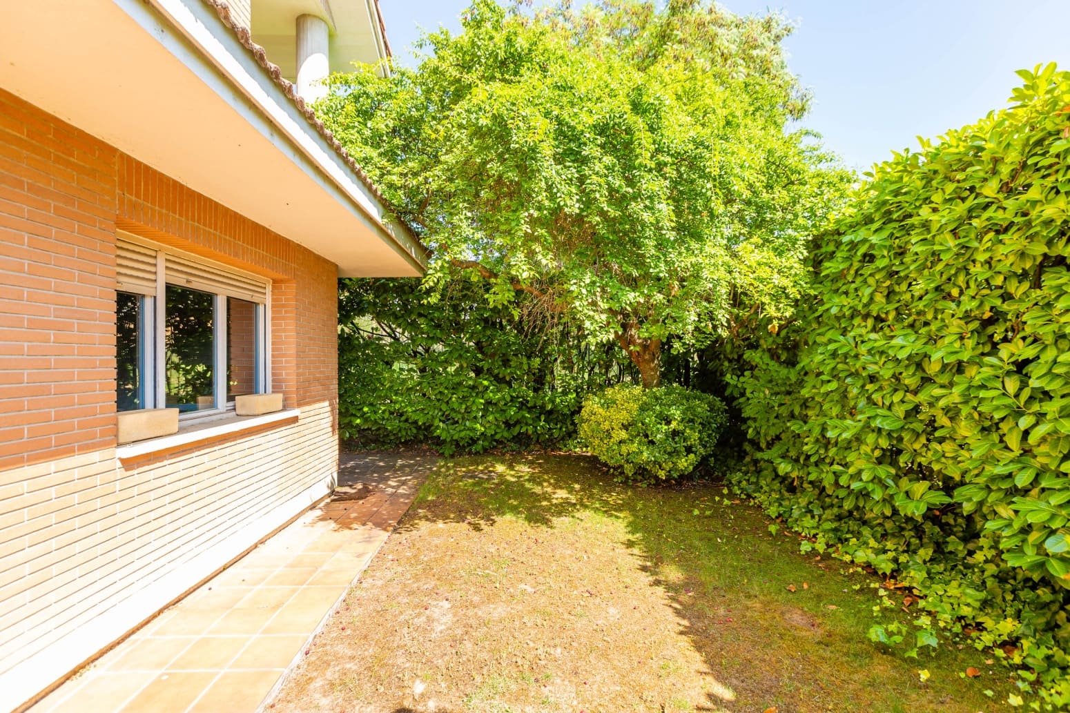 8 bedroom Villa for sale in Egues with garage - € 860,000 (Ref: 9906954)