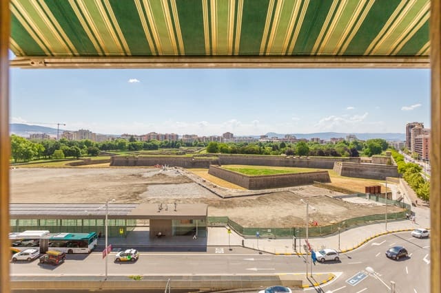 Piso de 4 habitaciones en Pamplona / Iruña en venta con garaje - 585.000 € (Ref: 9912718)