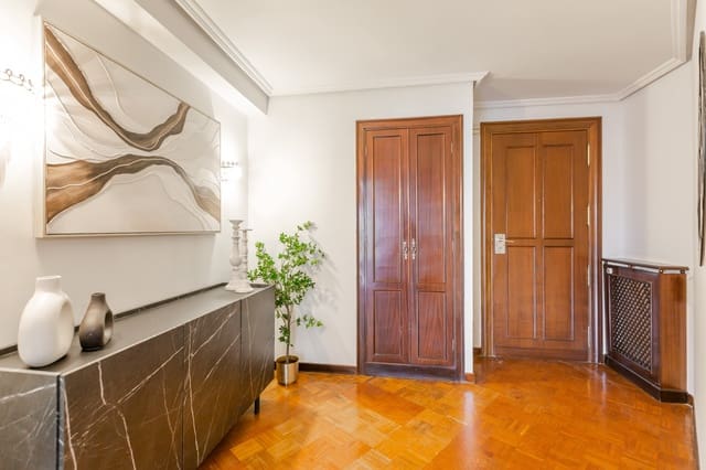 4 chambre Appartement à vendre à Pampelune avec garage - 450 000 € (Ref: 9990341)