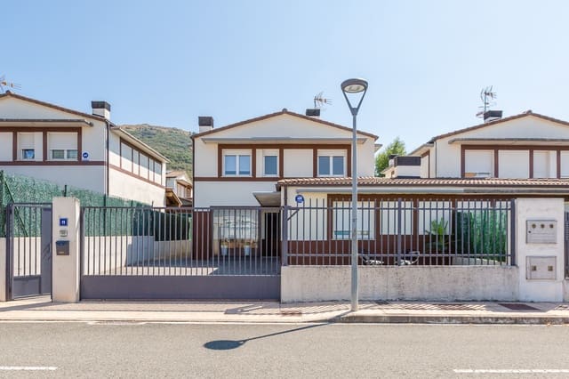 4 sovrum Villa till salu i Berrioplano med garage - 480 000 € (Ref: 9999977)