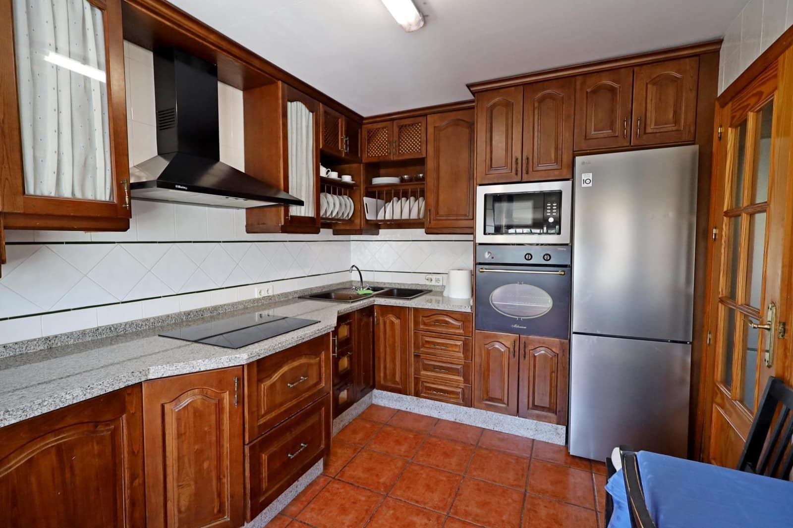 Villa/Maison Mitoyenne de 4 chambres à louer à El Coto avec piscine garage - 2 300 € (Ref: 10013451)