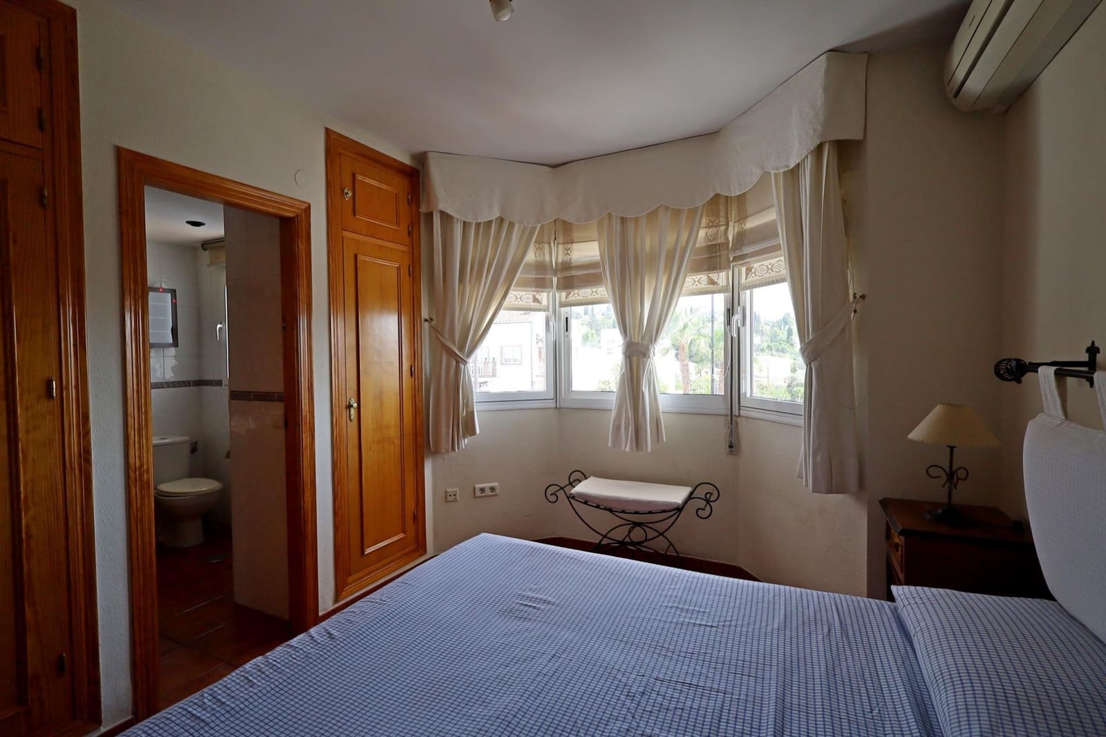 Villa/Maison Mitoyenne de 4 chambres à louer à El Coto avec piscine garage - 2 300 € (Ref: 10013451)