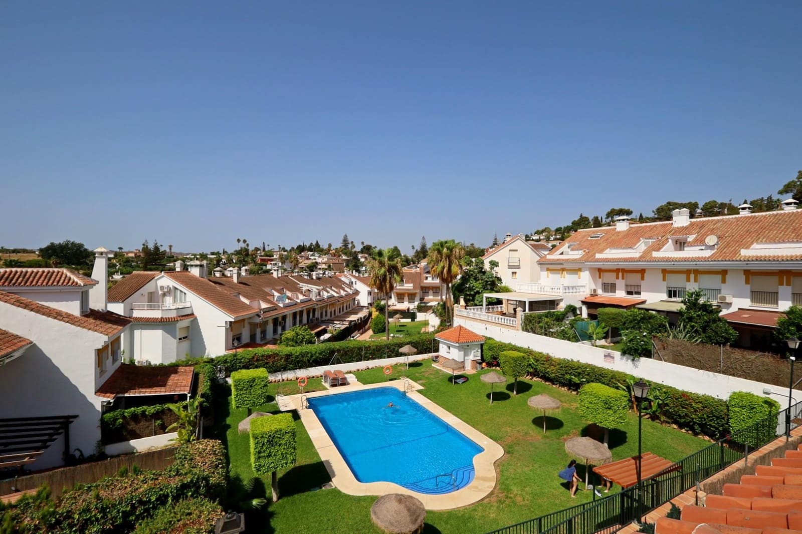 Villa/Maison Mitoyenne de 4 chambres à louer à El Coto avec piscine garage - 2 300 € (Ref: 10013451)