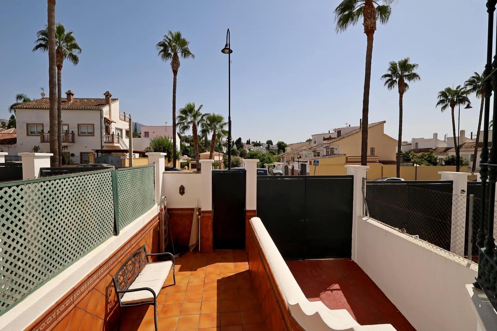 Villa/Maison Mitoyenne de 4 chambres à louer à El Coto avec piscine garage - 2 300 € (Ref: 10013451)