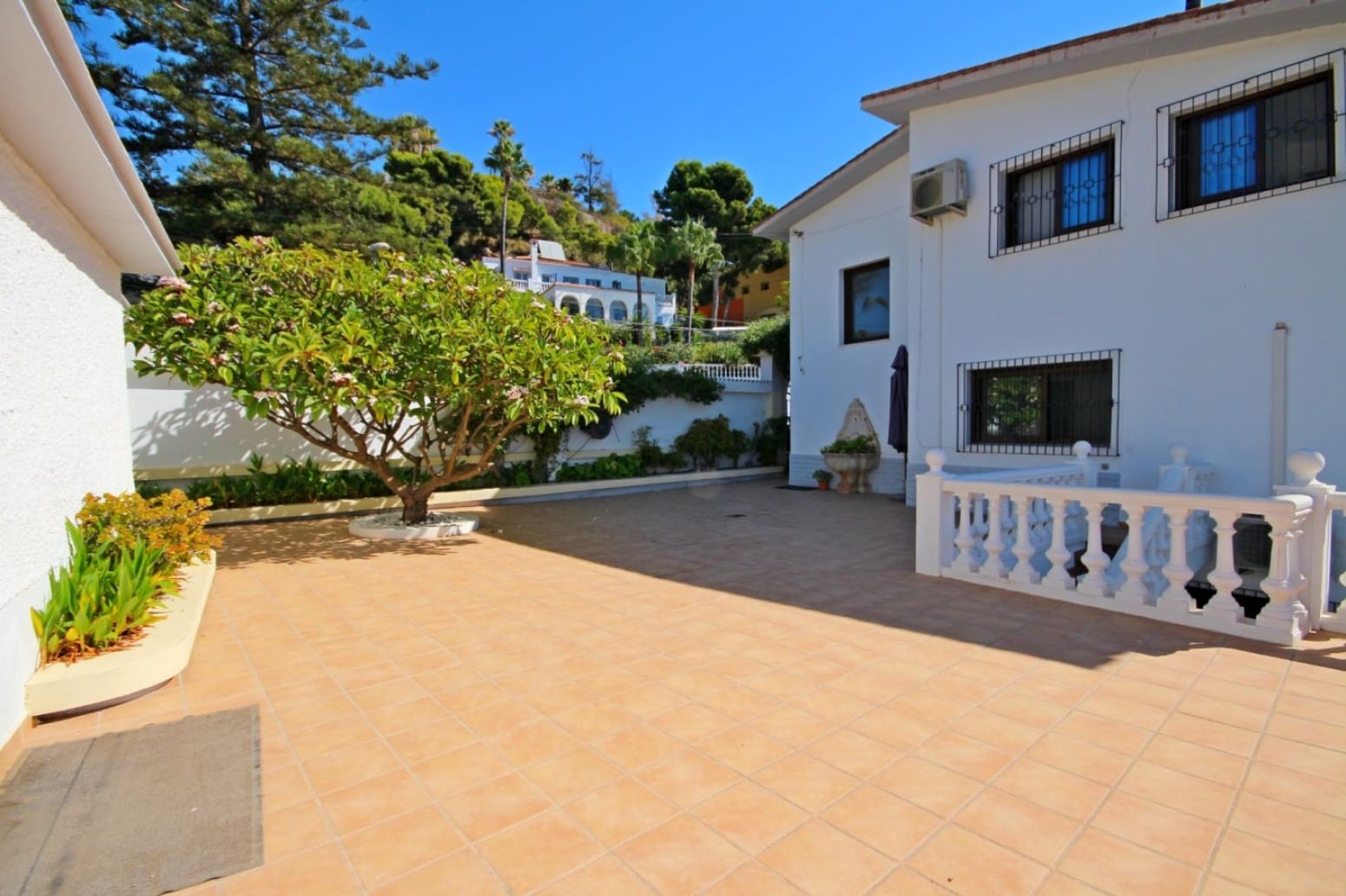 8 bedroom Villa for sale in Velez-Malaga with garage - € 1,225,000 (Ref: 10016622)