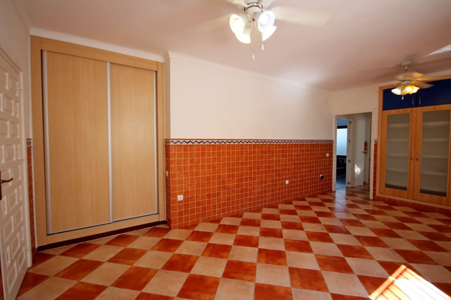 8 bedroom Villa for sale in Velez-Malaga with garage - € 1,225,000 (Ref: 10016622)