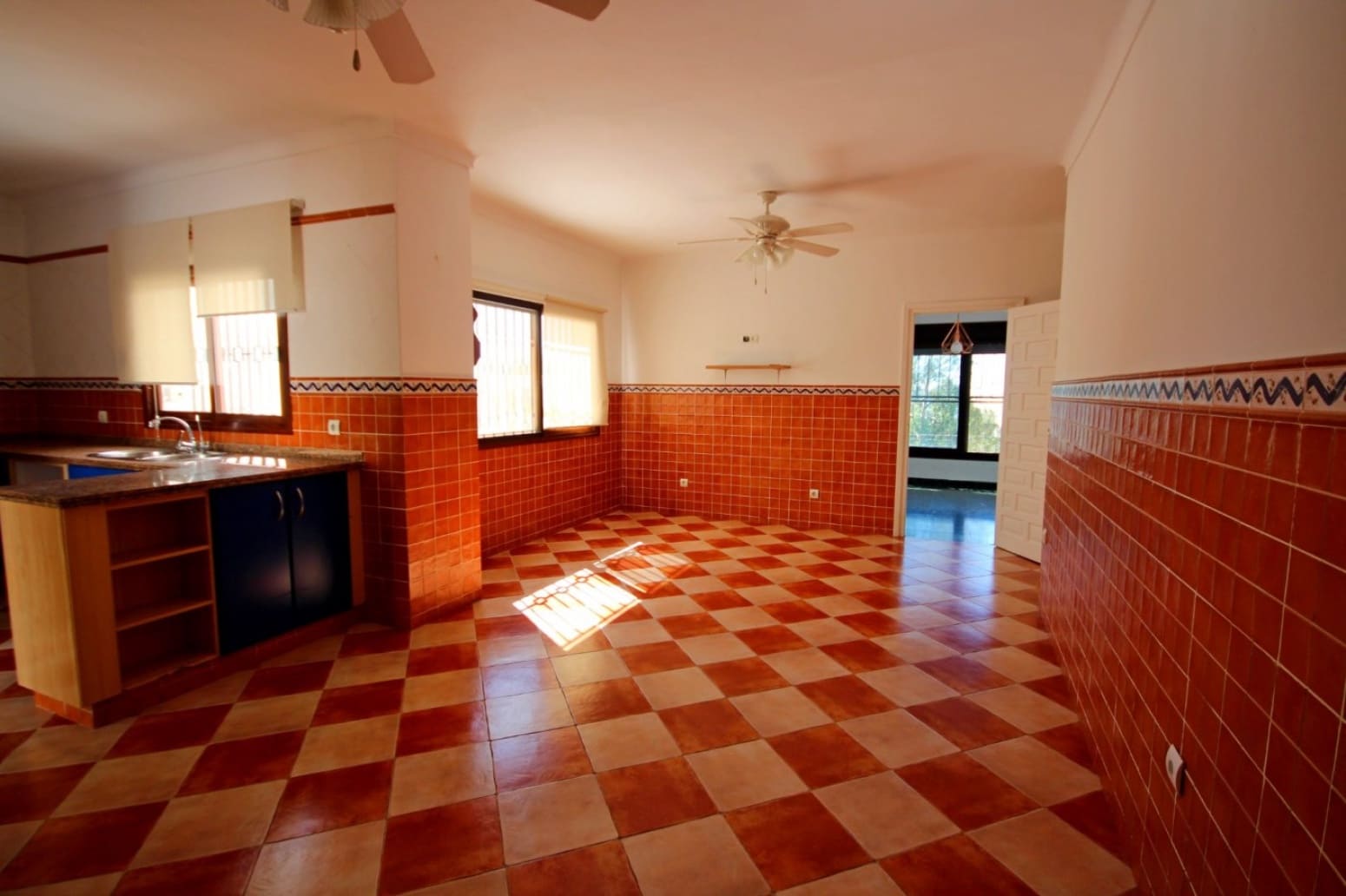 8 bedroom Villa for sale in Velez-Malaga with garage - € 1,225,000 (Ref: 10016622)