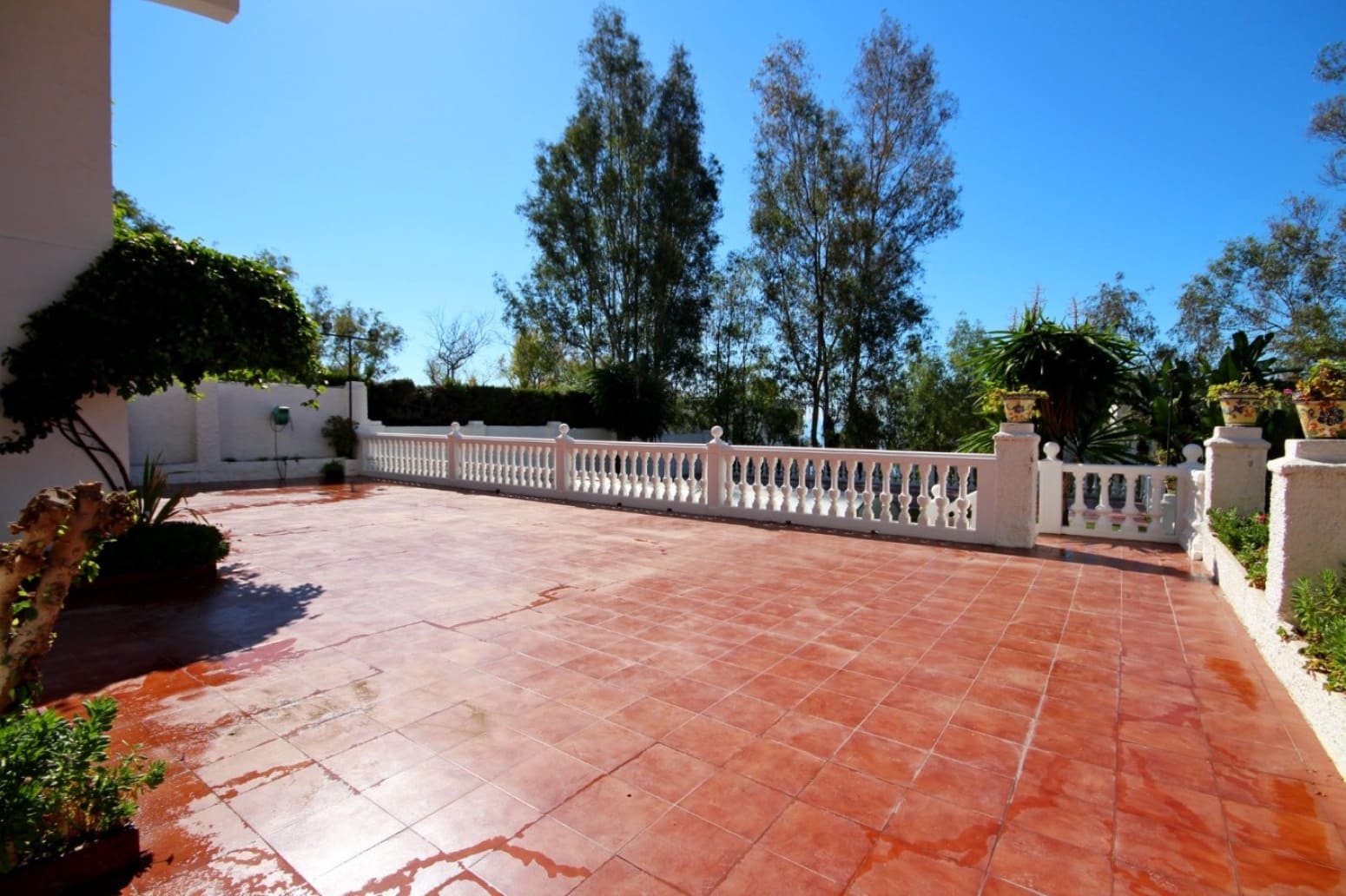 8 bedroom Villa for sale in Velez-Malaga with garage - € 1,225,000 (Ref: 10016622)