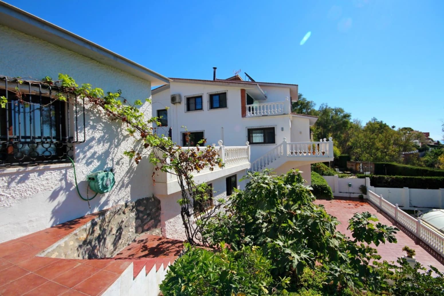 8 bedroom Villa for sale in Velez-Malaga with garage - € 1,225,000 (Ref: 10016622)