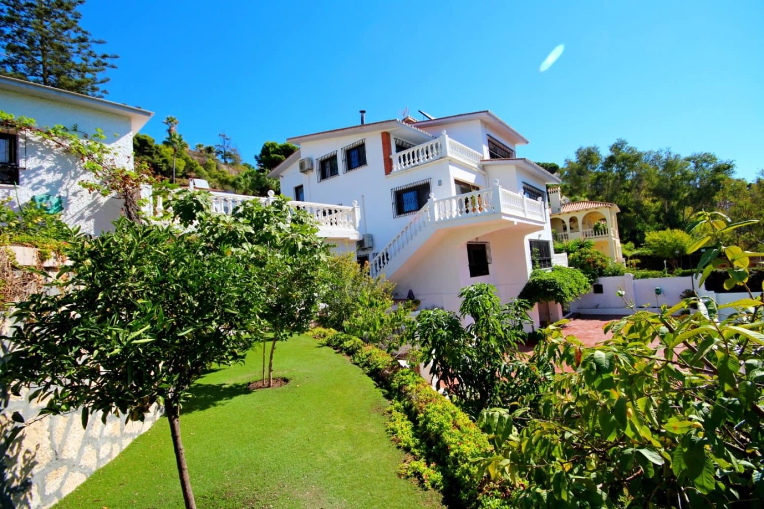 8 bedroom Villa for sale in Velez-Malaga with garage - € 1,225,000 (Ref: 10016622)