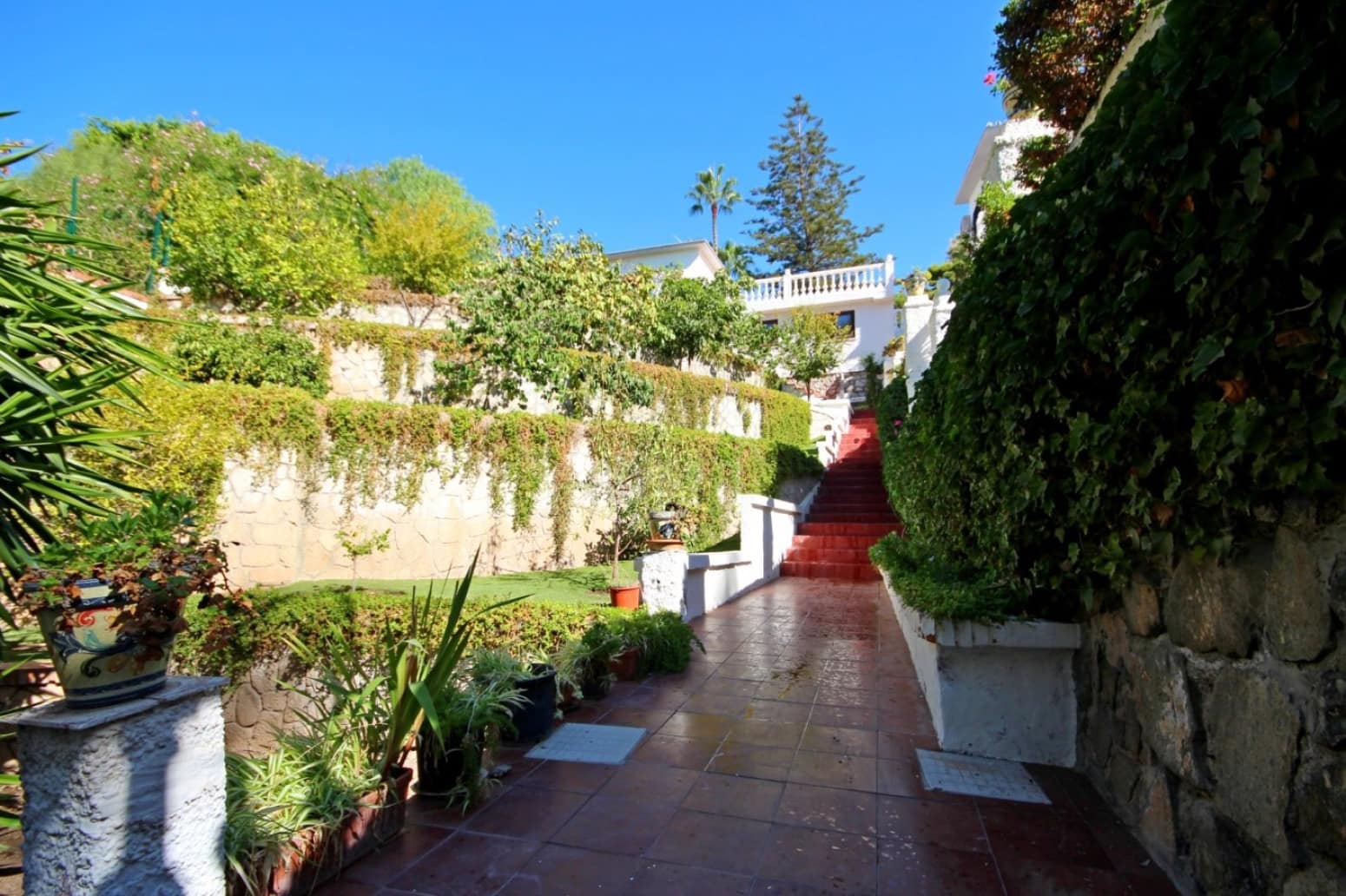 8 bedroom Villa for sale in Velez-Malaga with garage - € 1,225,000 (Ref: 10016622)