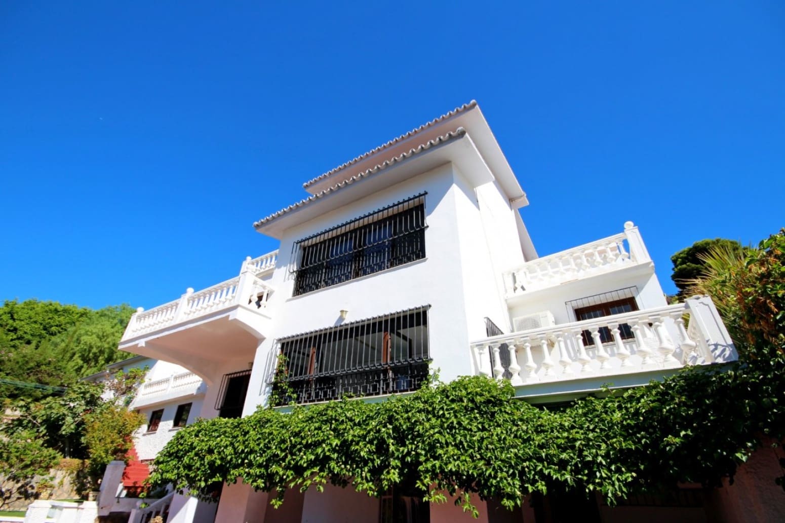 8 bedroom Villa for sale in Velez-Malaga with garage - € 1,225,000 (Ref: 10016622)