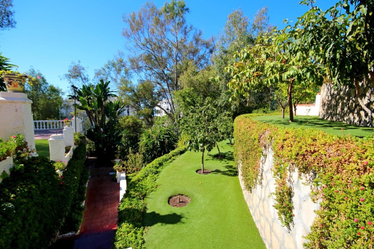 8 bedroom Villa for sale in Velez-Malaga with garage - € 1,225,000 (Ref: 10016622)