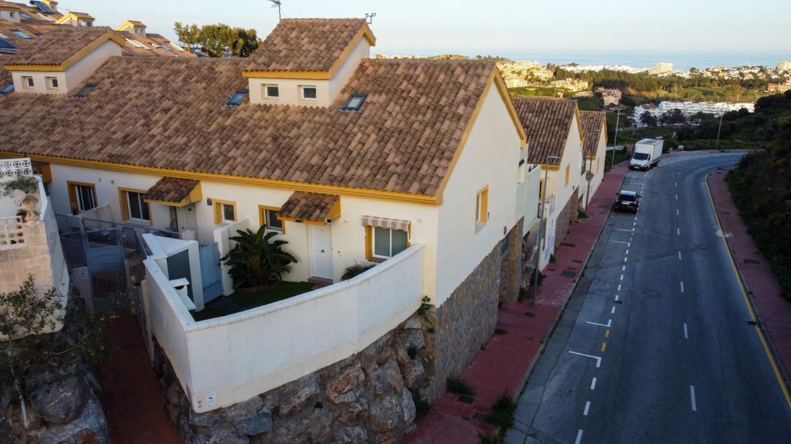 Chalet de 3 habitaciones en Benalmádena en venta con garaje - 449.000 € (Ref: 10023022)