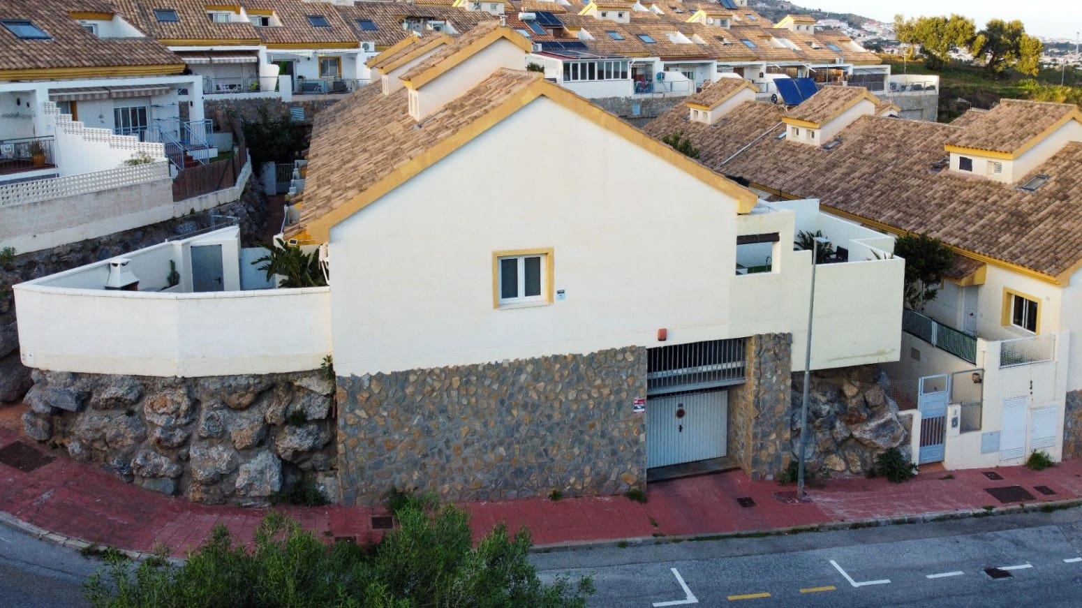 Chalet de 3 habitaciones en Benalmádena en venta con garaje - 449.000 € (Ref: 10023022)