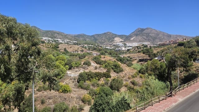 Piso de 2 habitaciones en Benalmadena Costa, Benalmádena en alquiler con piscina garaje - 1.350 € (Ref: 10023260)