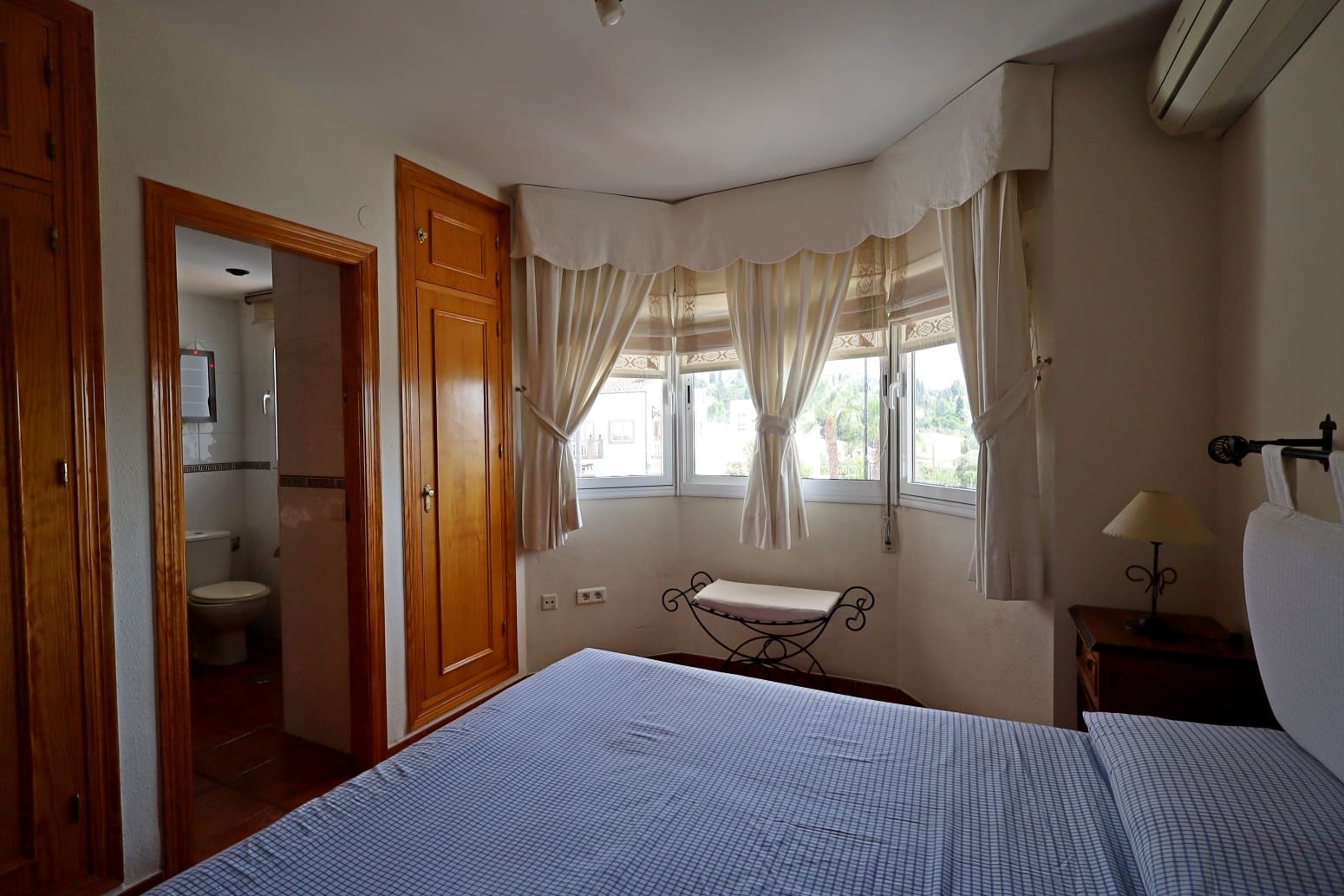 4 bedroom Villa for rent in Las Lagunas de Mijas with pool garage - € 2,300 (Ref: 10023385)