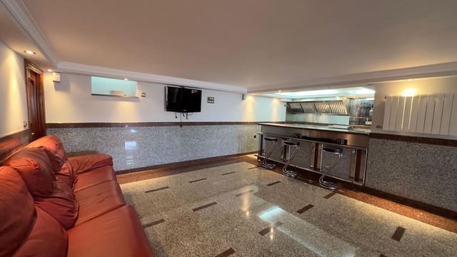 8 Zimmer Villa zu verkaufen in Alhaurín de la Torre mit Pool Garage - 1.200.000 € (Ref: 8976272)