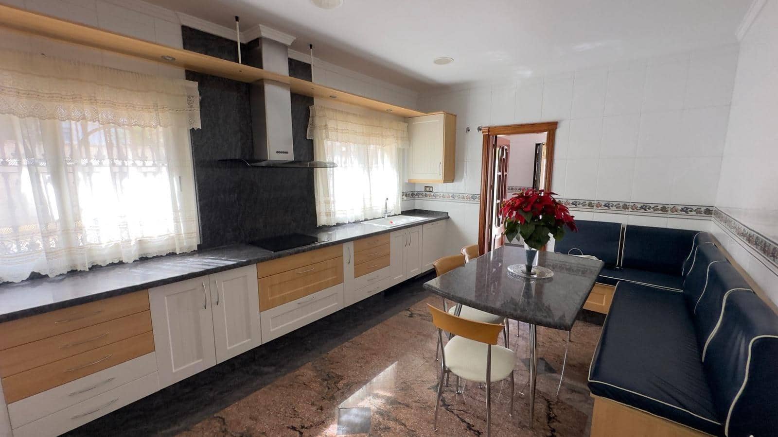 8 bedroom Villa for sale in Alhaurin de la Torre with pool garage - € 1,200,000 (Ref: 8976272)