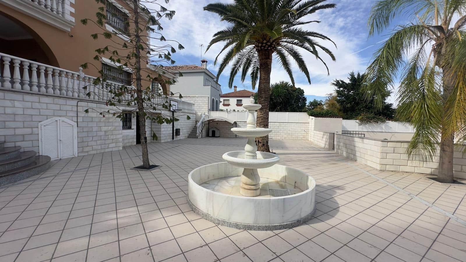 8 bedroom Villa for sale in Alhaurin de la Torre with pool garage - € 1,200,000 (Ref: 8976272)