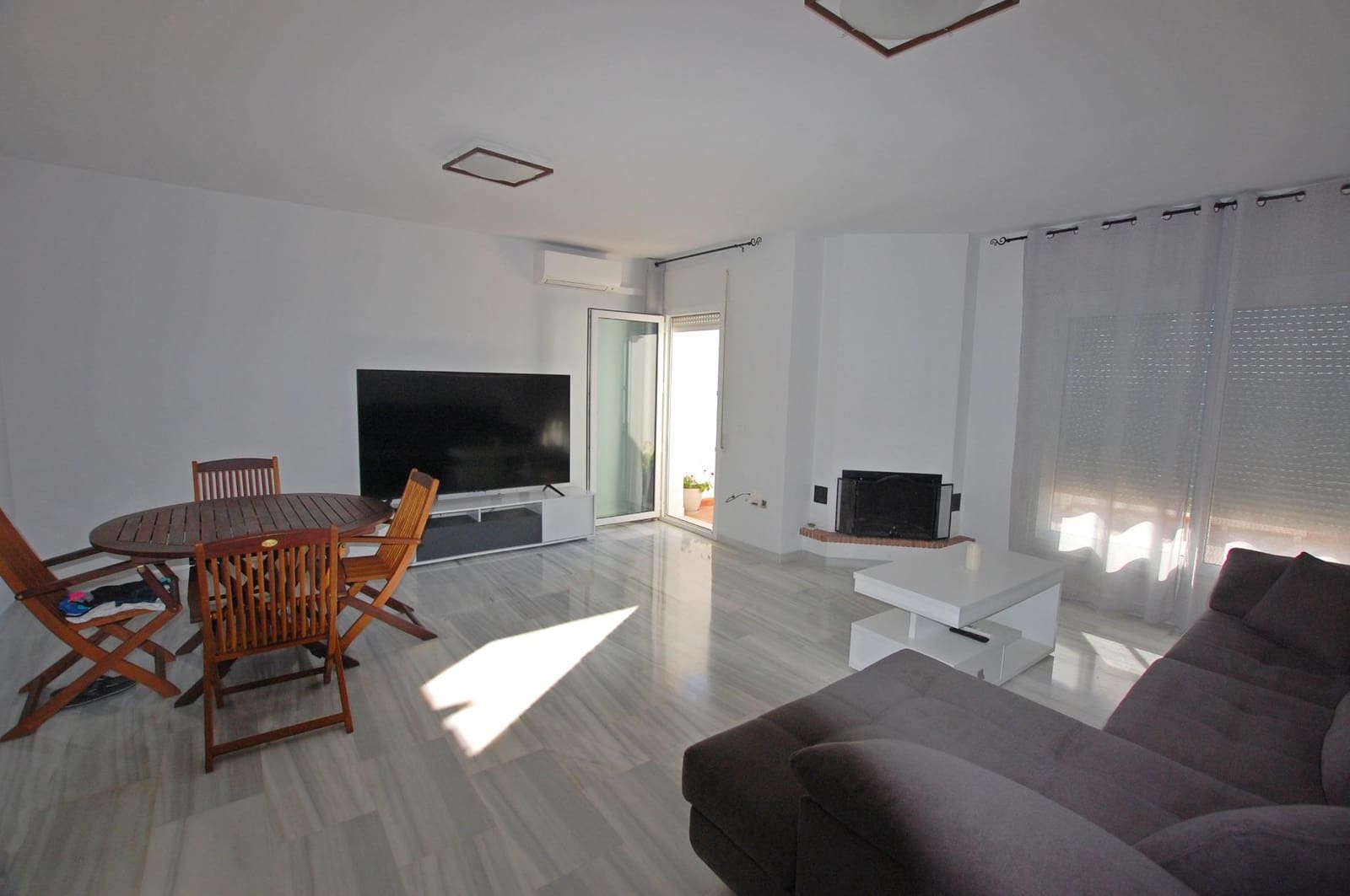 Chalet de 3 habitaciones en Alhaurín de la Torre en alquiler con piscina garaje - 2.500 € (Ref: 9005110)