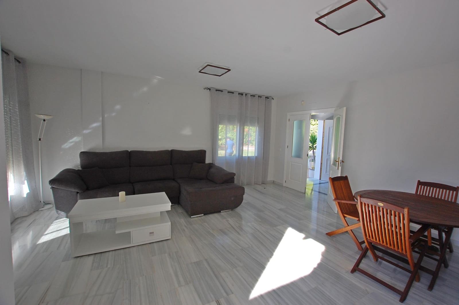 Chalet de 3 habitaciones en Alhaurín de la Torre en alquiler con piscina garaje - 2.500 € (Ref: 9005110)