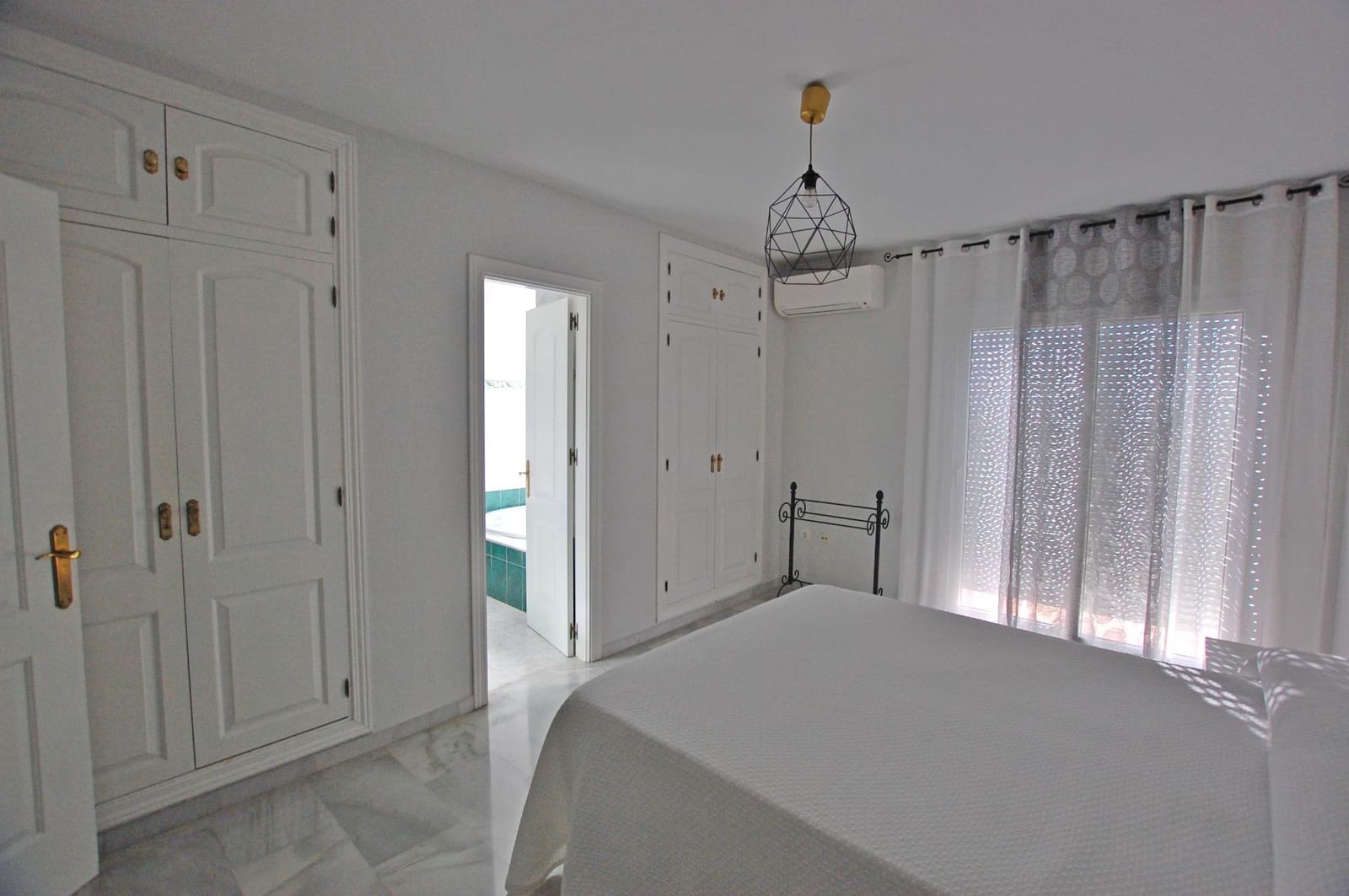 Chalet de 3 habitaciones en Alhaurín de la Torre en alquiler con piscina garaje - 2.500 € (Ref: 9005110)