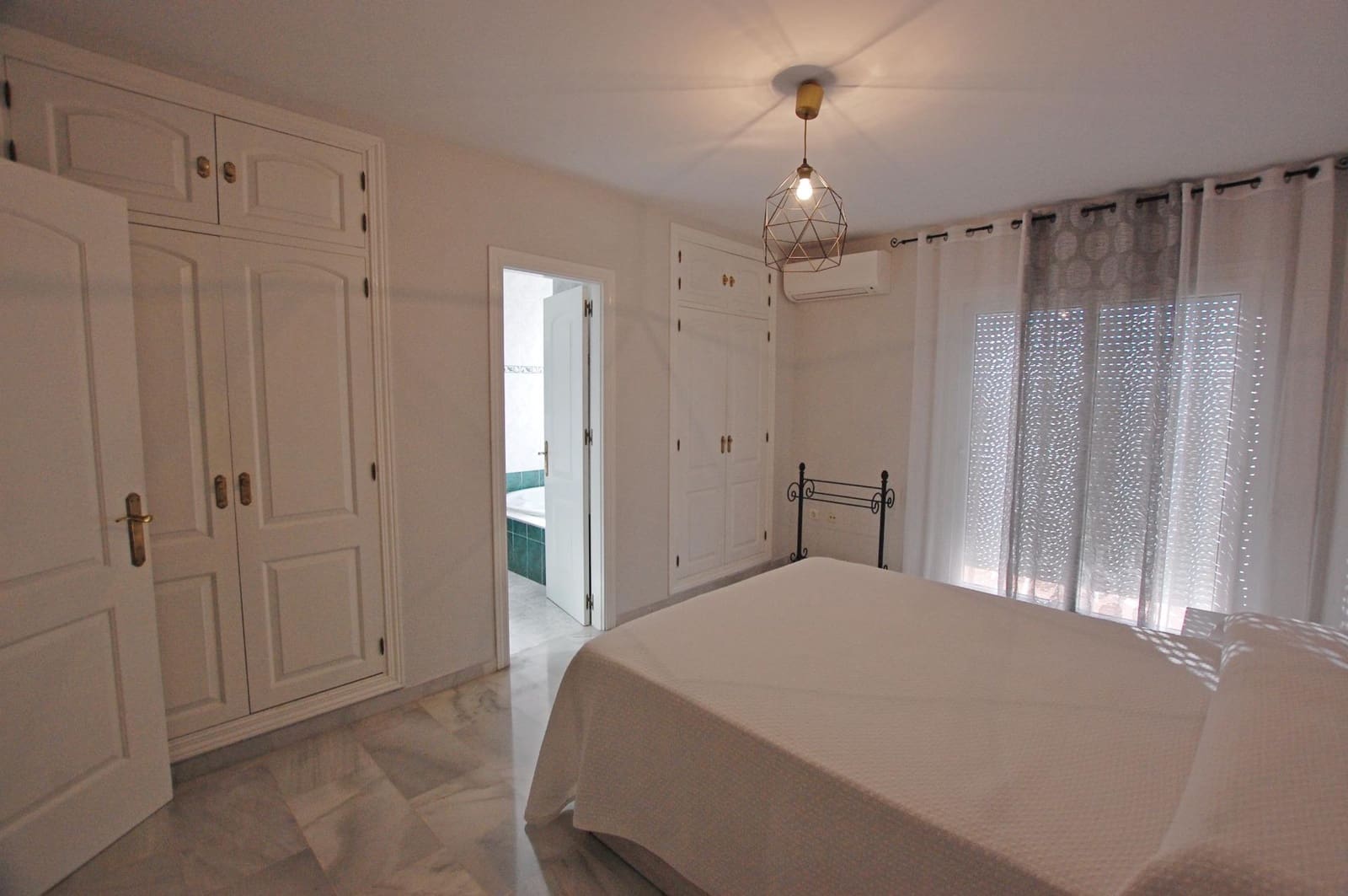 Chalet de 3 habitaciones en Alhaurín de la Torre en alquiler con piscina garaje - 2.500 € (Ref: 9005110)