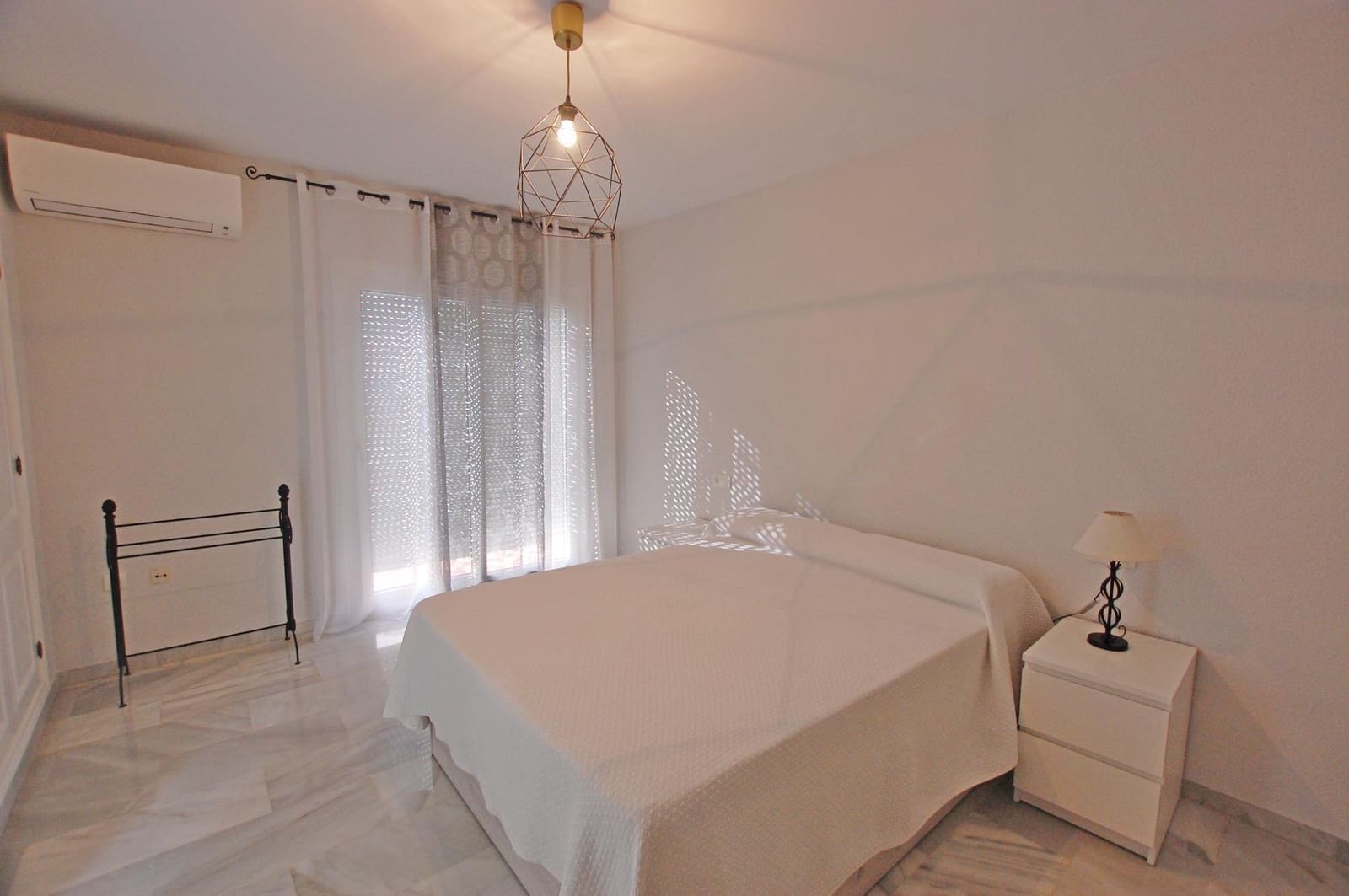 Chalet de 3 habitaciones en Alhaurín de la Torre en alquiler con piscina garaje - 2.500 € (Ref: 9005110)