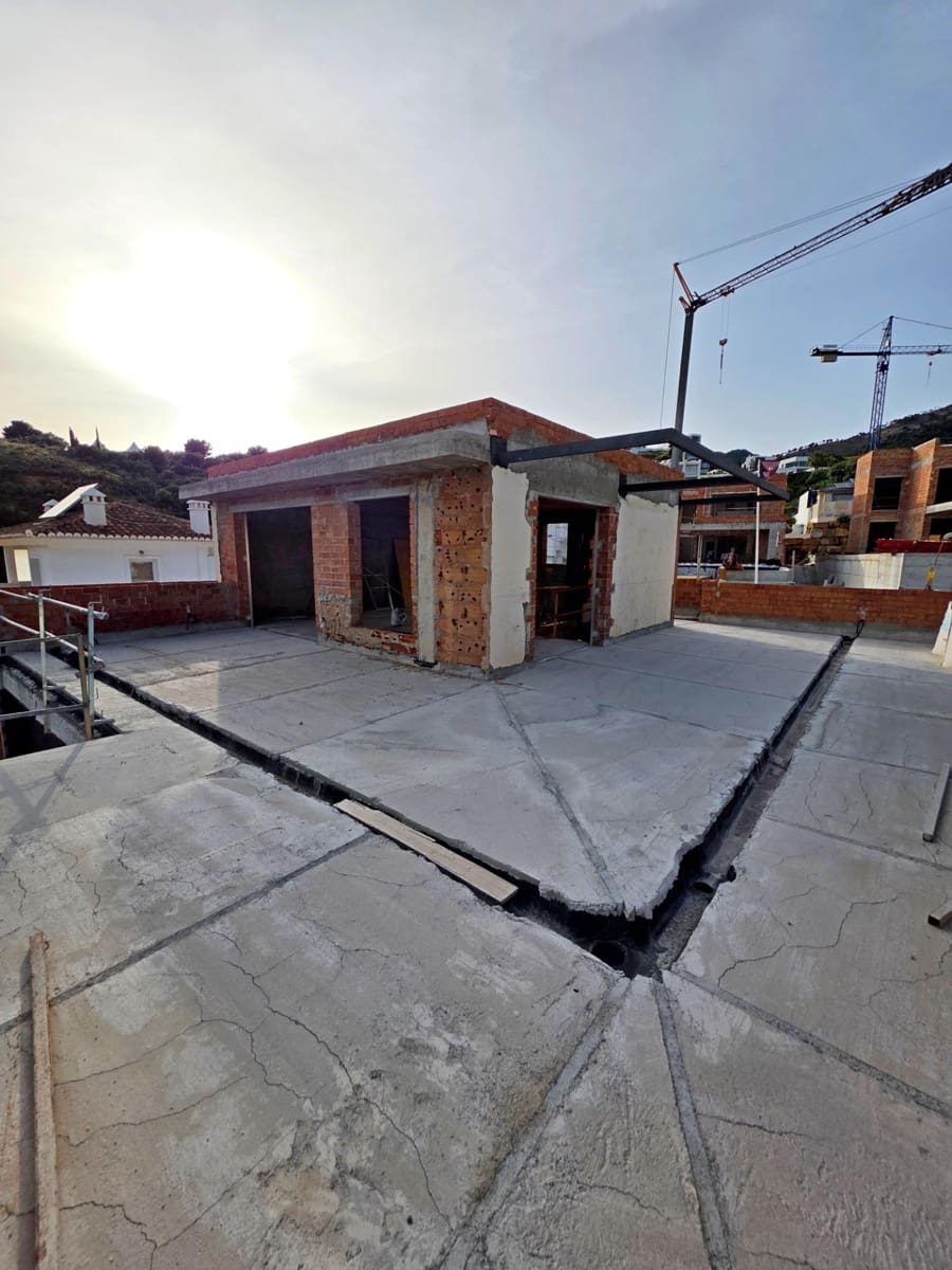 6 bedroom Villa for sale in Mijas with pool garage - € 950,000 (Ref: 9431593)