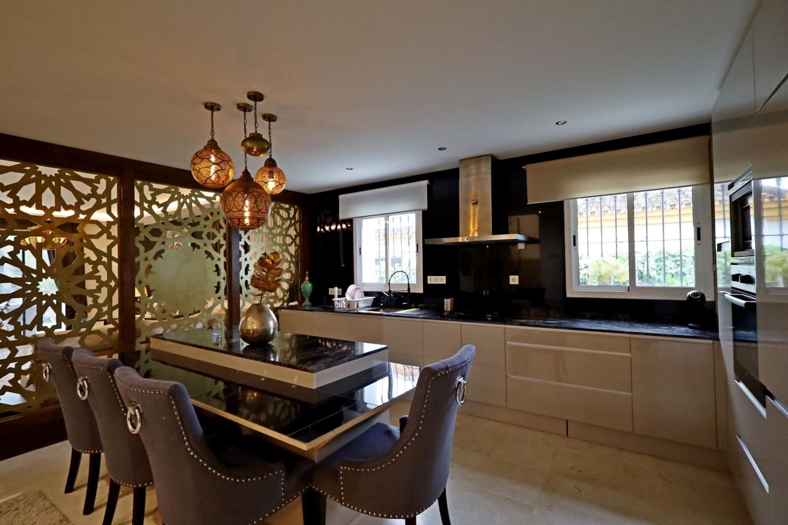 4 soveværelse Semi-Rækkehus til leje i Marbella med swimmingpool garage - € 6.000 (Ref: 9449458)