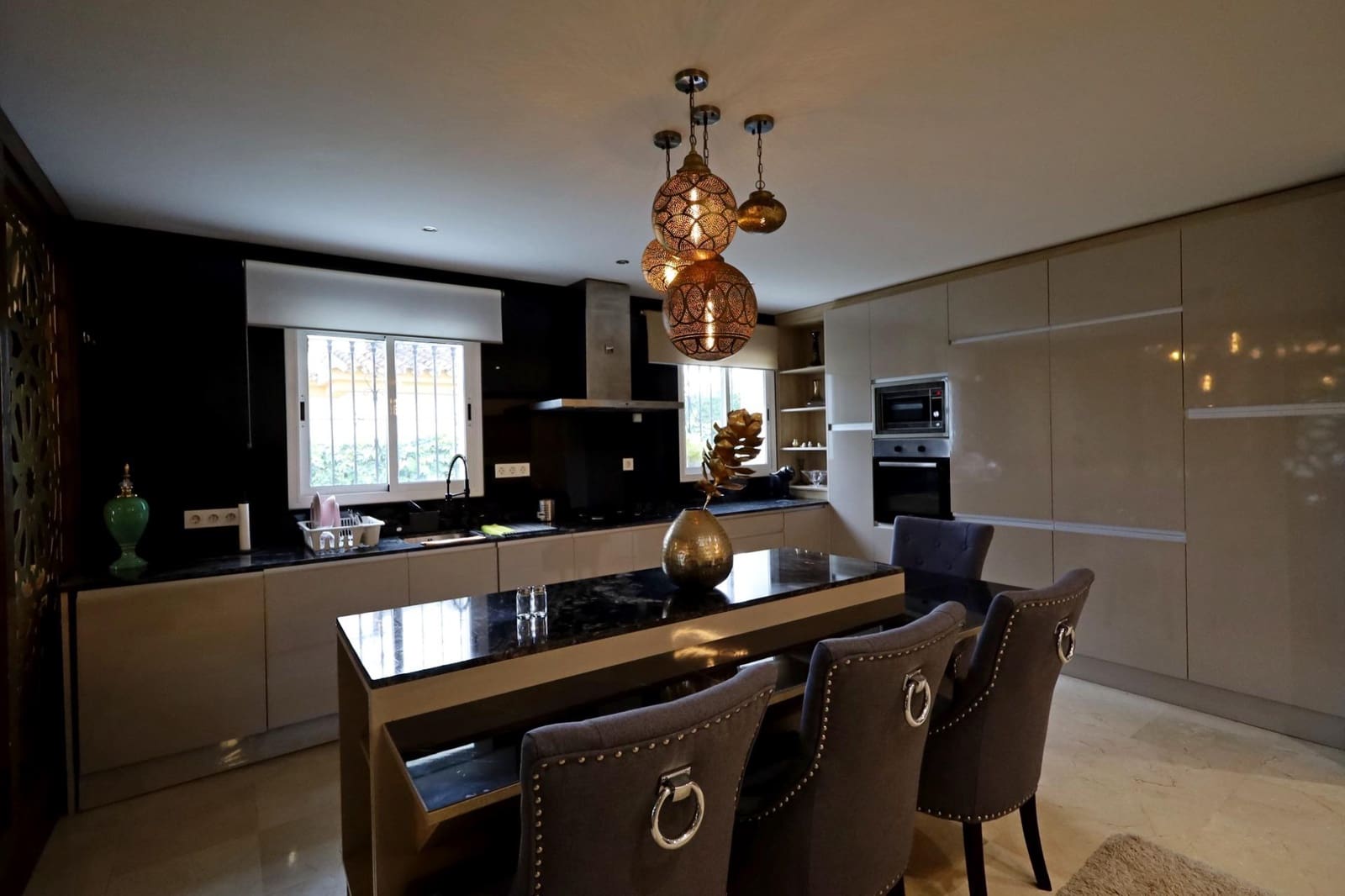 4 soveværelse Semi-Rækkehus til leje i Marbella med swimmingpool garage - € 6.000 (Ref: 9449458)