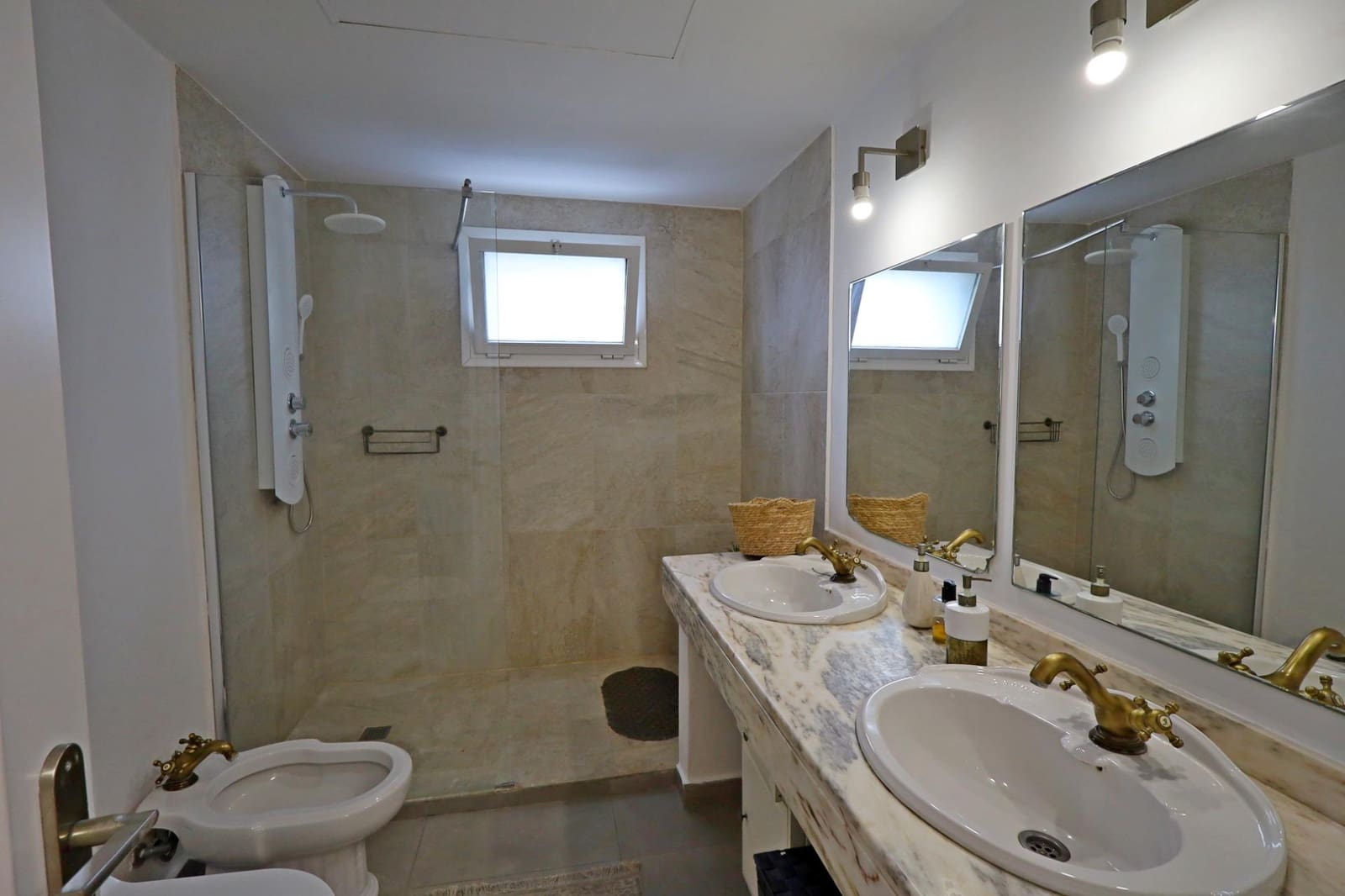 4 soveværelse Semi-Rækkehus til leje i Marbella med swimmingpool garage - € 6.000 (Ref: 9449458)