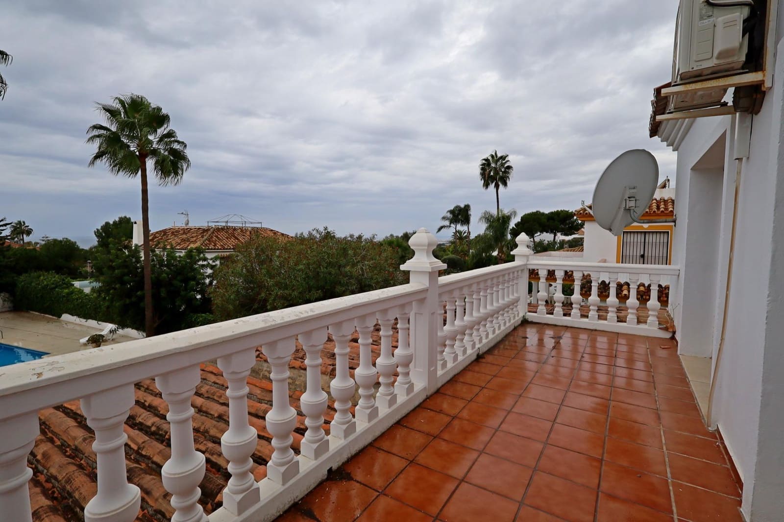 4 soveværelse Semi-Rækkehus til leje i Marbella med swimmingpool garage - € 6.000 (Ref: 9449458)