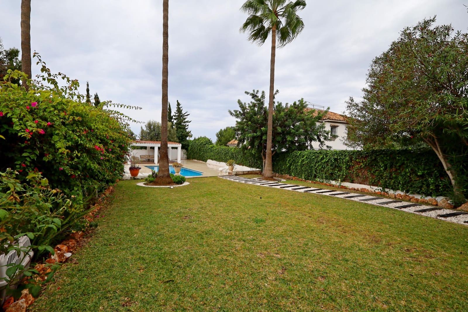 4 soveværelse Semi-Rækkehus til leje i Marbella med swimmingpool garage - € 6.000 (Ref: 9449458)