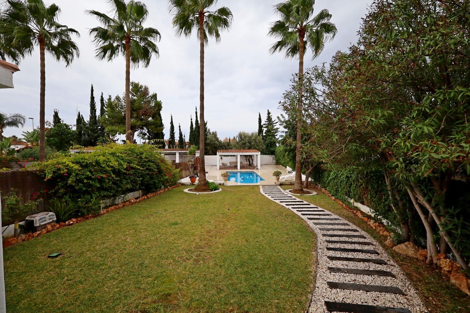 4 soveværelse Semi-Rækkehus til leje i Marbella med swimmingpool garage - € 6.000 (Ref: 9449458)