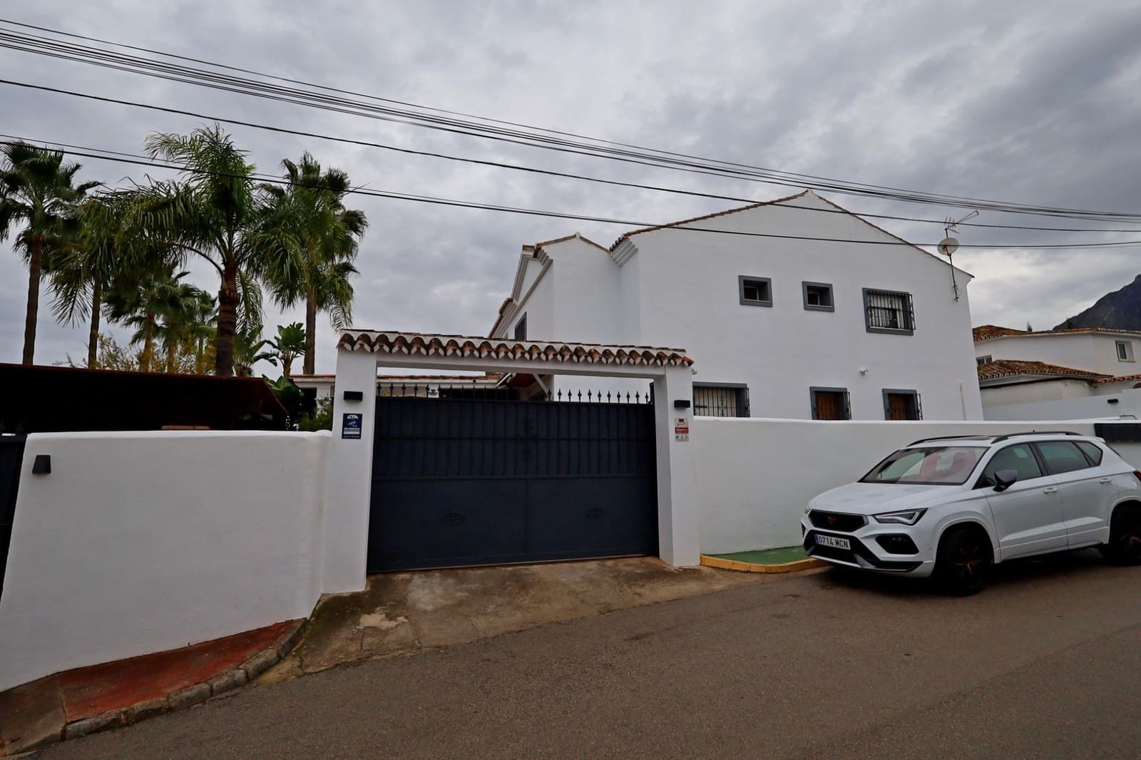 4 soveværelse Semi-Rækkehus til leje i Marbella med swimmingpool garage - € 6.000 (Ref: 9449458)