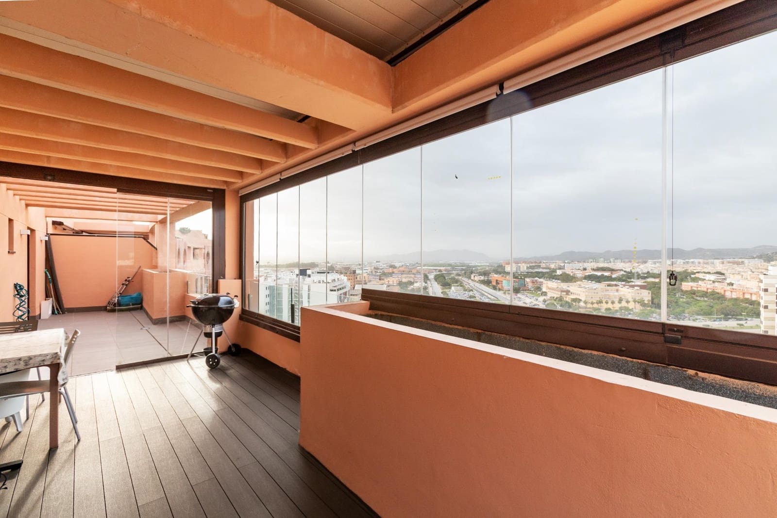 4 sypialnia Penthouse na sprzedaż w Miasto Malaga z basenem garażem - 950 000 € (Ref: 9843622)