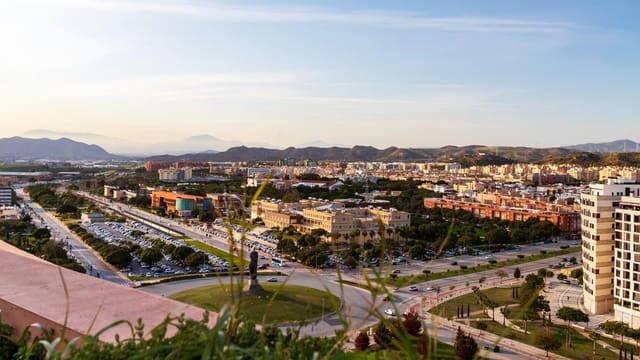 4 sypialnia Penthouse na sprzedaż w Teatinos, Miasto Málaga z basenem garażem - 950 000 € (Ref: 9843622)