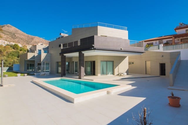5 makuuhuone Huvila myytävänä paikassa Benalmádena mukana uima-altaan - 995 000 € (Ref: 9892497)
