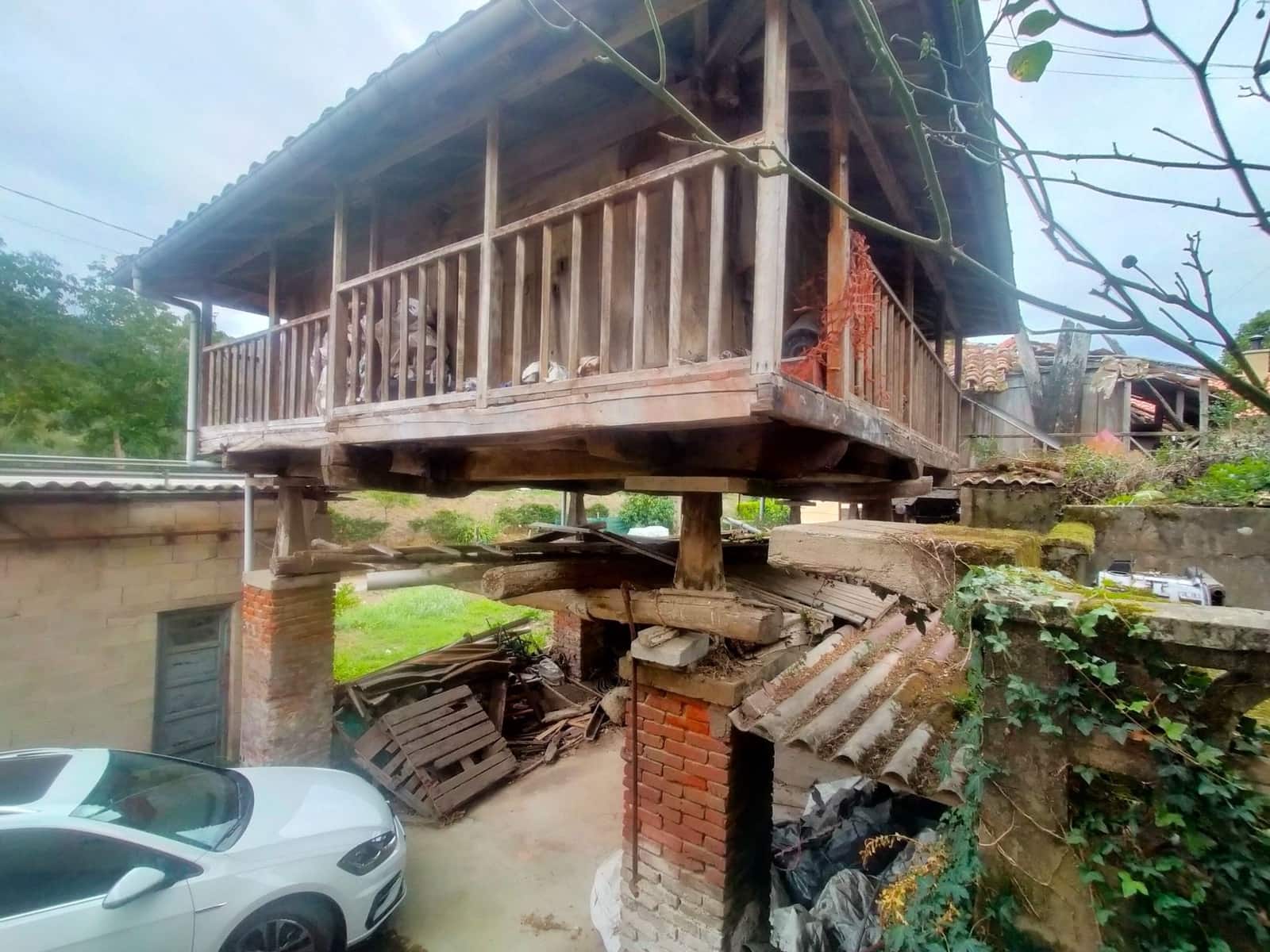 4 bedroom Townhouse for sale in Pravia with garage - € 100,000 (Ref: 10046832)