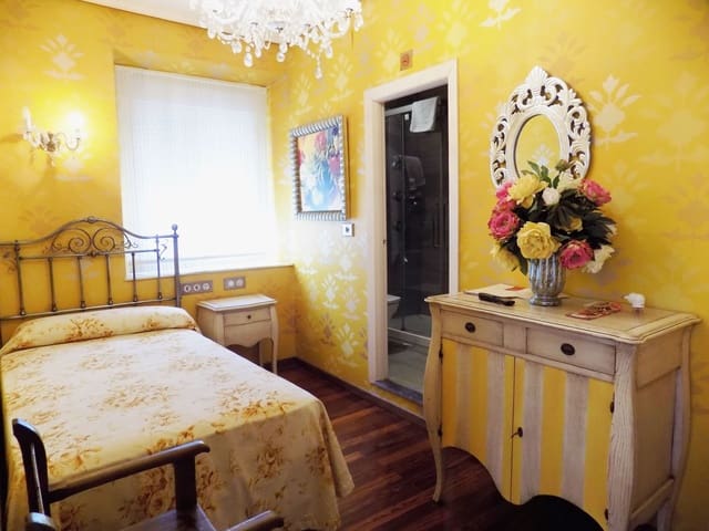 8 slaapkamer Villa te koop in Cudillero met garage - € 490.000 (Ref: 4835432)