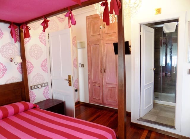 8 slaapkamer Villa te koop in Cudillero met garage - € 490.000 (Ref: 4835432)