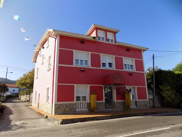 8 slaapkamer Villa te koop in Cudillero met garage - € 490.000 (Ref: 4835432)
