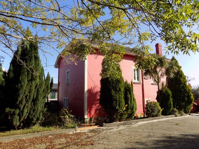 8 slaapkamer Villa te koop in Cudillero met garage - € 490.000 (Ref: 4835432)