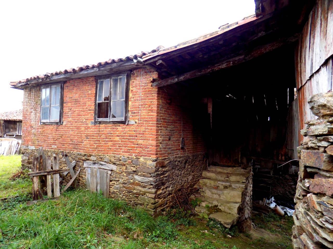 4 soveværelse Byhus til salg i Salas med garage - € 60.000 (Ref: 6128429)