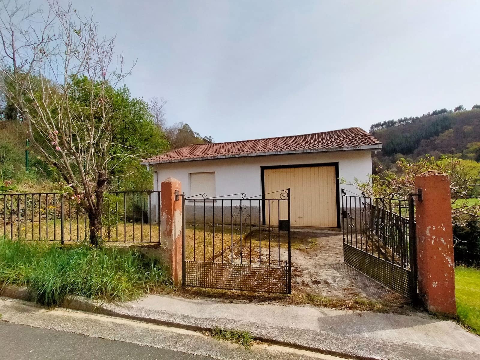 Grunde uden byggetilladelser til salg i Candamo - € 90.000 (Ref: 7519233)