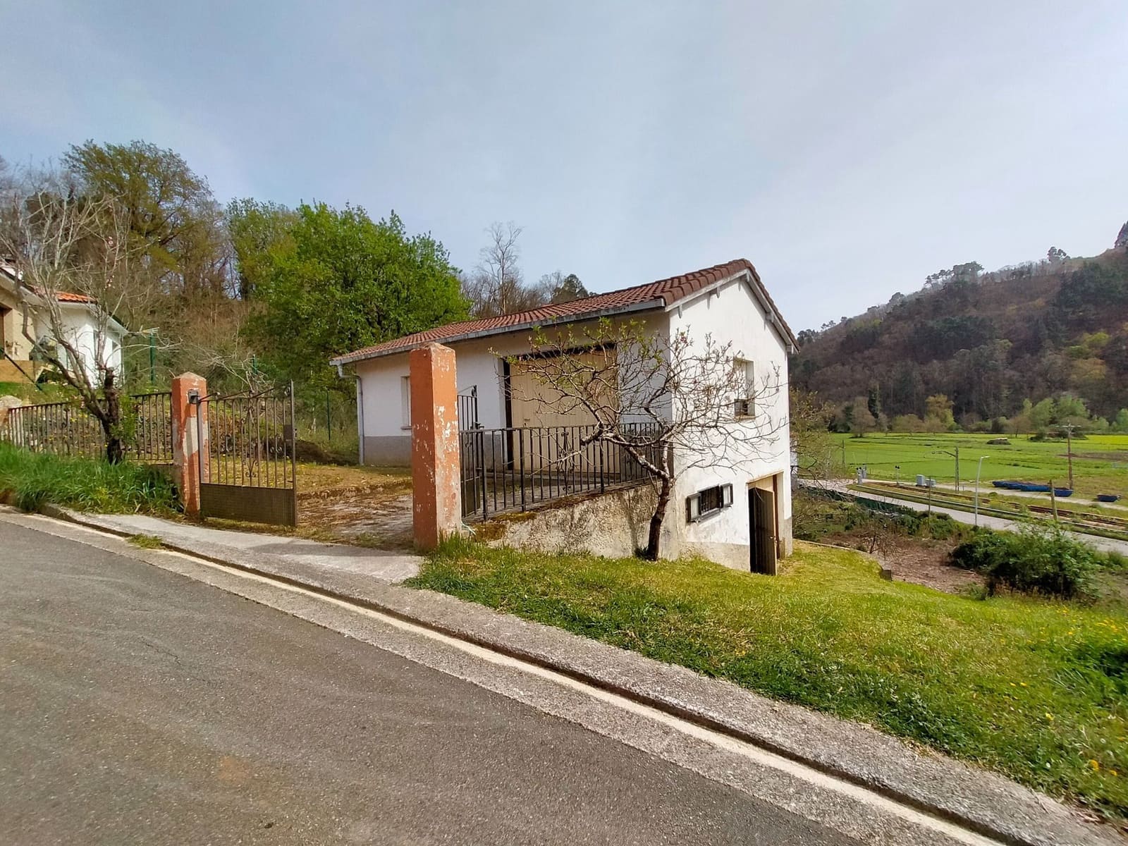 Grunde uden byggetilladelser til salg i Candamo - € 90.000 (Ref: 7519233)